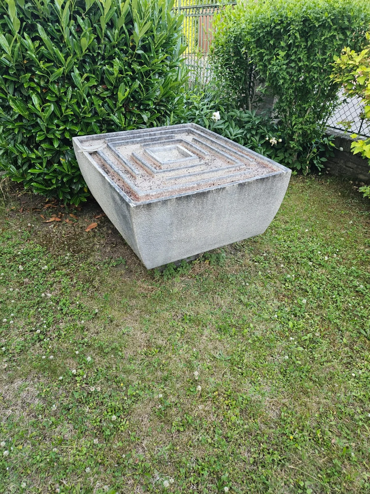 Hotová speciální vana s podstavcem pro sochu a fontánu
